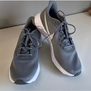 Nike Revolutions Shoes Size 11 Mens NEW